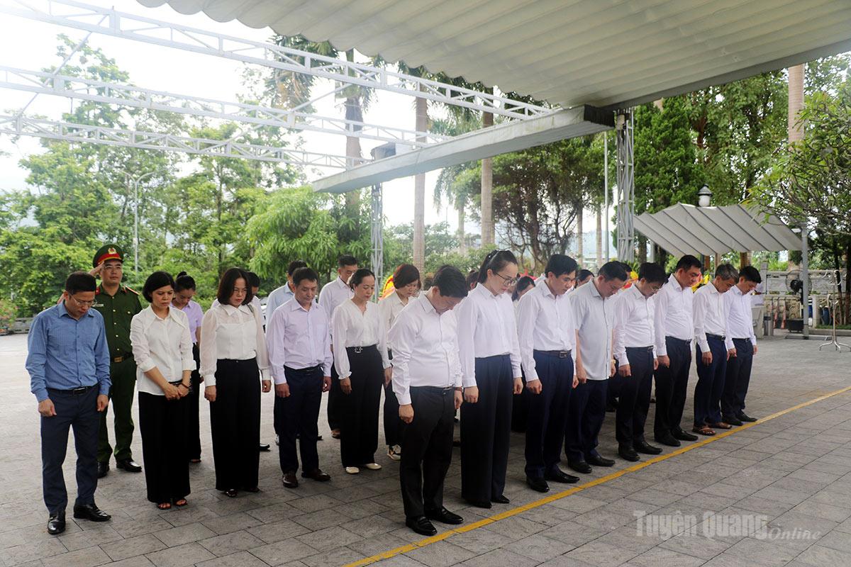 Cơ quan Uỷ ban Kiểm tra Tỉnh uỷ dành phút mặc niệm tưởng nhớ các Anh hùng liệt sĩ Nghĩa trang Liệt sĩ Quốc gia Vị Xuyên.