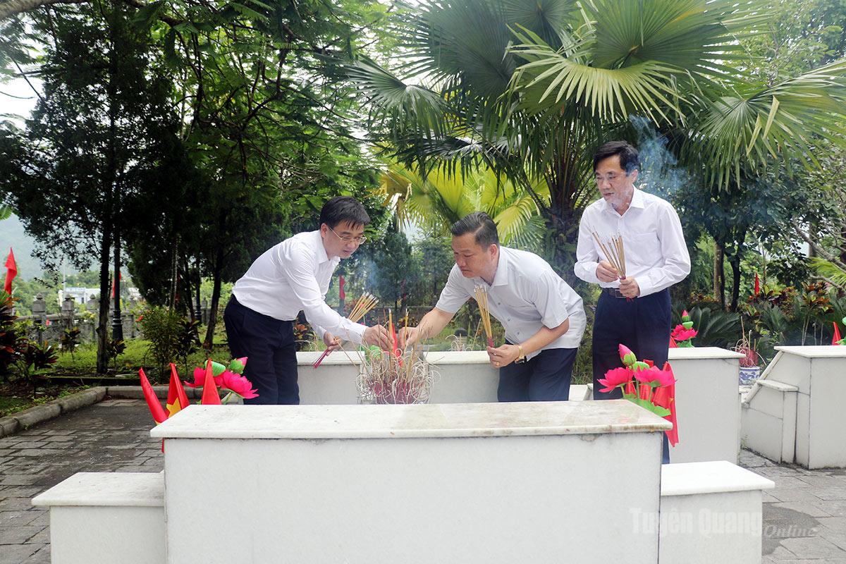 Chủ nhiệm Uỷ ban Kiểm tra Tỉnh uỷ Nguyễn Hưng Vượng thắp hương phần mộ tập thể tại Nghĩa trang Liệt sĩ Quốc gia Vị Xuyên.