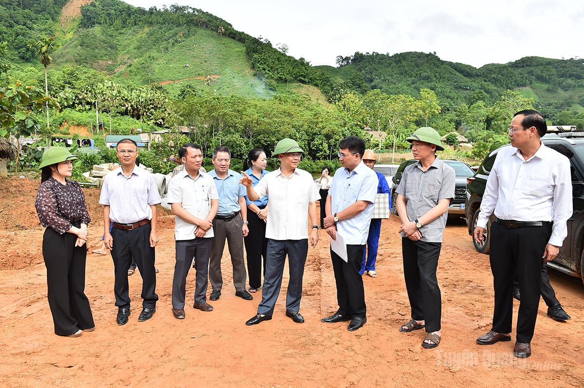 Đồng chí Nguyễn Văn Sơn, Chủ tịch HĐND tỉnh và đoàn công tác khảo sát tiền độ dự án bố trí, sắp xếp ổn định khu dân cư thôn Ngõa, xã Yên Phú.
