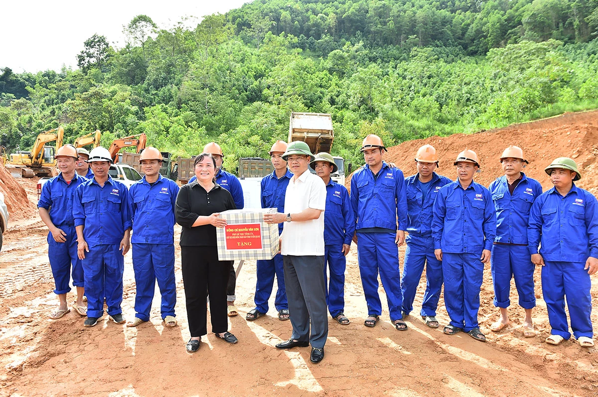 Đồng chí Nguyễn Văn Sơn, Chủ tịch HĐND tỉnh tặng quà công nhân thi công công trình bố trí, sắp xếp ổn định khu dân cư thôn Ngõa, xã Yên Phú.