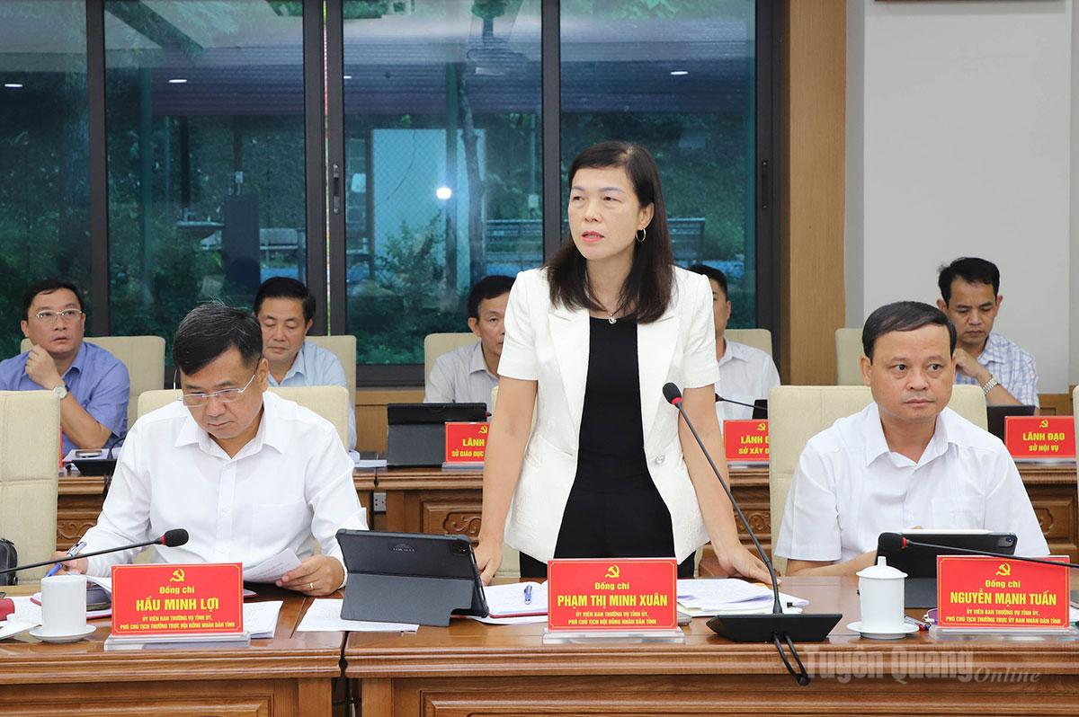 Phó Chủ tịch HĐND tỉnh Phạm Thị Minh Xuân thảo luận tại hội nghị.
