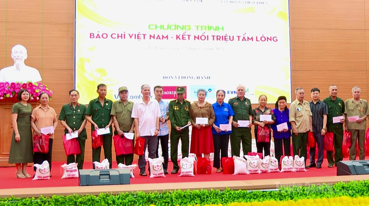 Các đại biểu trao quà các đối tượng chính sách.