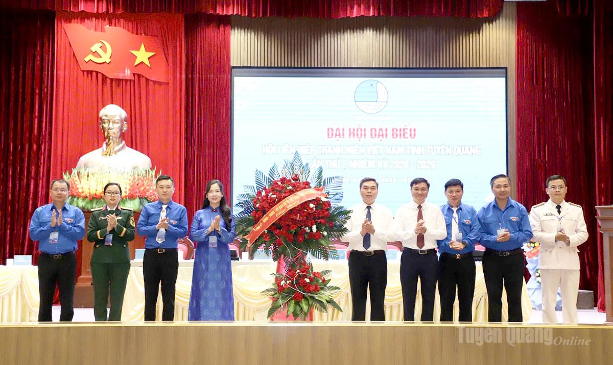 Thay mặt Tỉnh ủy, HĐND, UBND, Ủy ban MTTQ Việt Nam tỉnh, đồng chí Ma Thế Hồng tặng Lẵng hoa chúc mừng Đại hội.