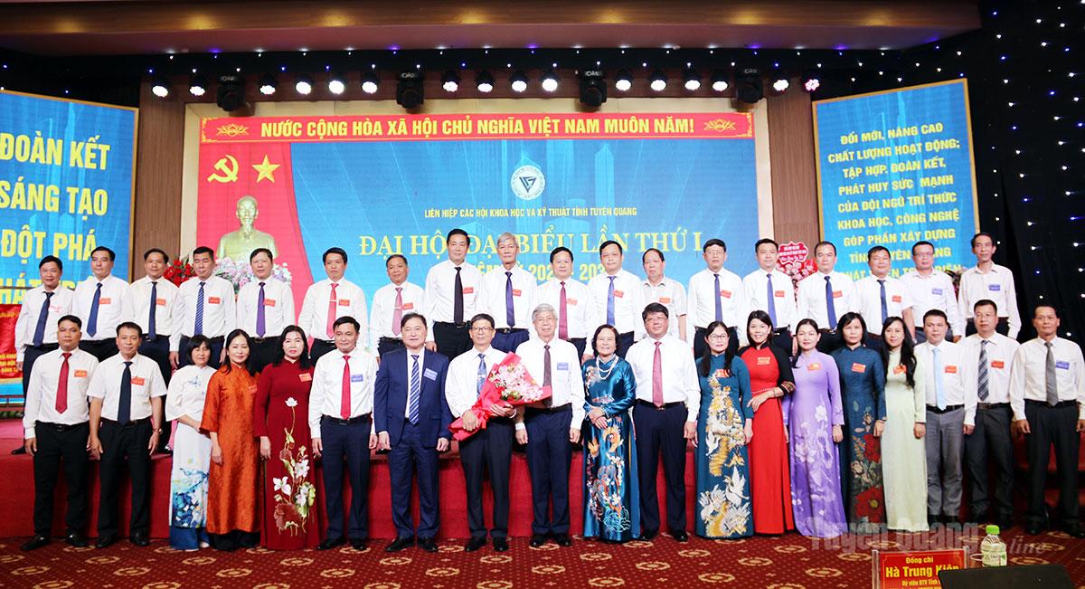 Lãnh đạo Liên hiệp các Hội Khoa học và Kỹ thuật Việt Nam và lãnh đạo tỉnh chúc mừng, chụp ảnh với Ban Chấp hành Liên hiệp các Hội Khoa học và Kỹ thuật tỉnh khóa mới.