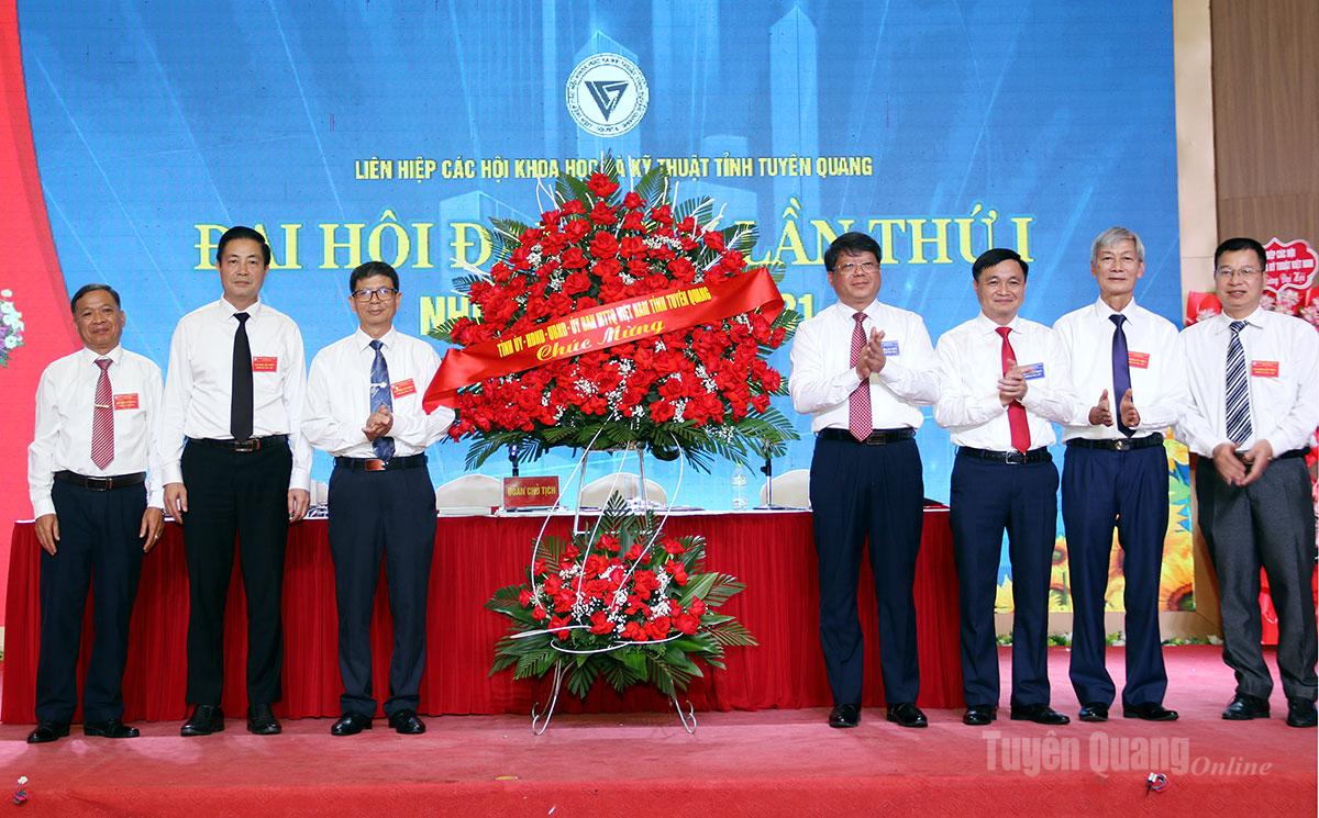 Các đồng chí lãnh đạo tỉnh tặng hoa chúc mừng Đại hội.