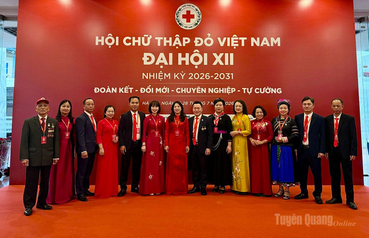 Đồng chí Lê Thị Kim Dung, Phó Bí thư Thương trực Tỉnh ủy, Trưởng Đoàn đại biểu Quốc hội tỉnh, Chủ tịch danh dự Hội CTĐ tỉnh và các đại biểu tiêu biểu tỉnh Tuyên Quang tham dự Đại hội.