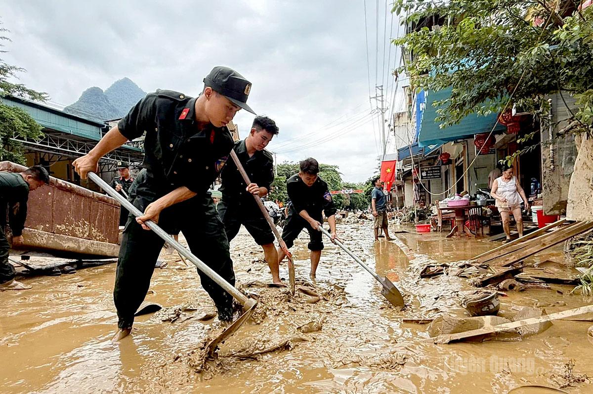 Chiến sĩ Cảnh sát cơ động hỗ trợ người dân ở phường Hà Giang 1 và phường Hà Giang 2 khắc phục hậu quả mưa lũ.