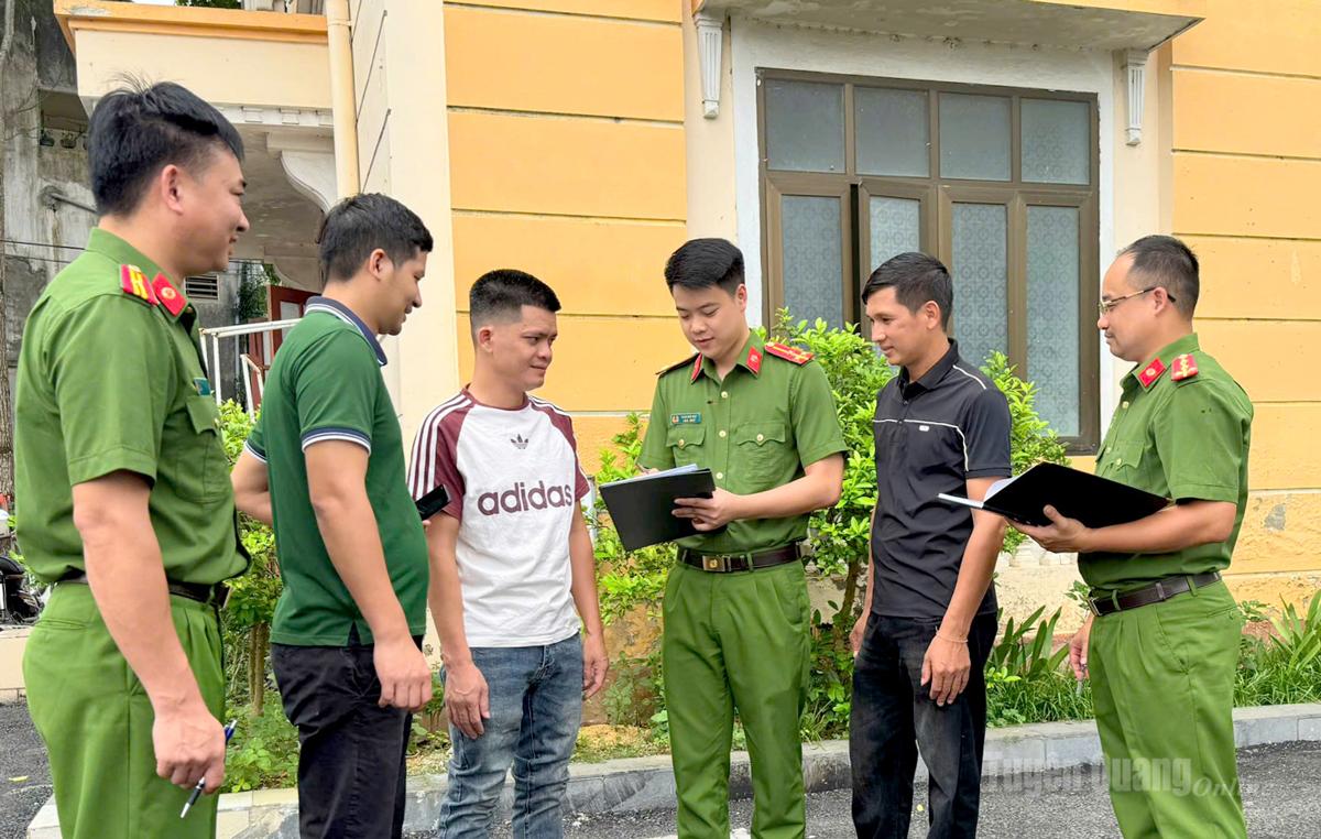 Cán bộ chiến sĩ Văn phòng Cơ quan Cảnh sát điều tra, Công an tỉnh tuyên truyền, vận động người dân chấp hành nghiêm pháp luật và tích cực tham gia tố giác tội phạm.
