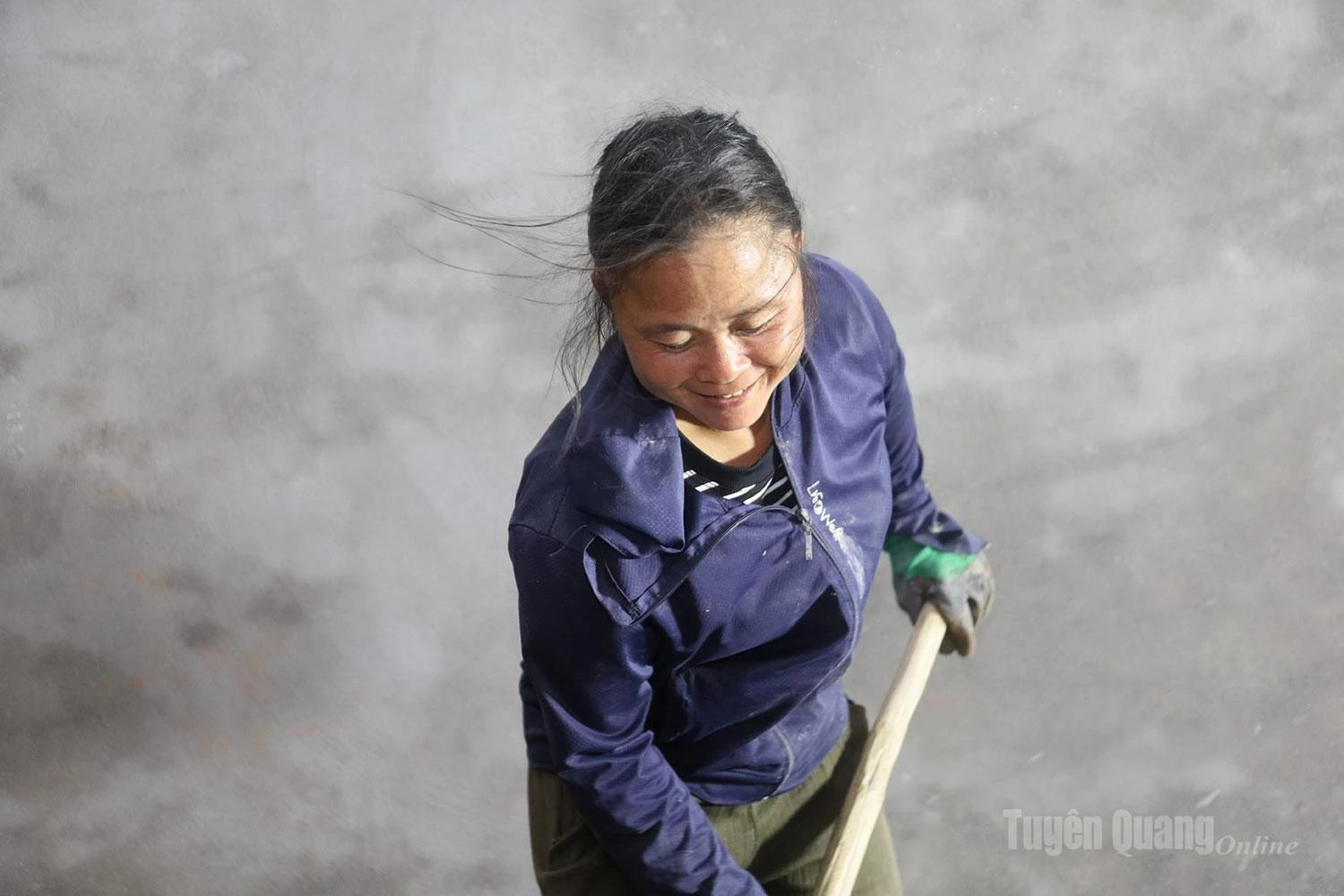 Despite working overnight, the workers faces remain full of smiles, all sharing the hope that the project will soon be completed to provide better learning conditions for students living along the border.