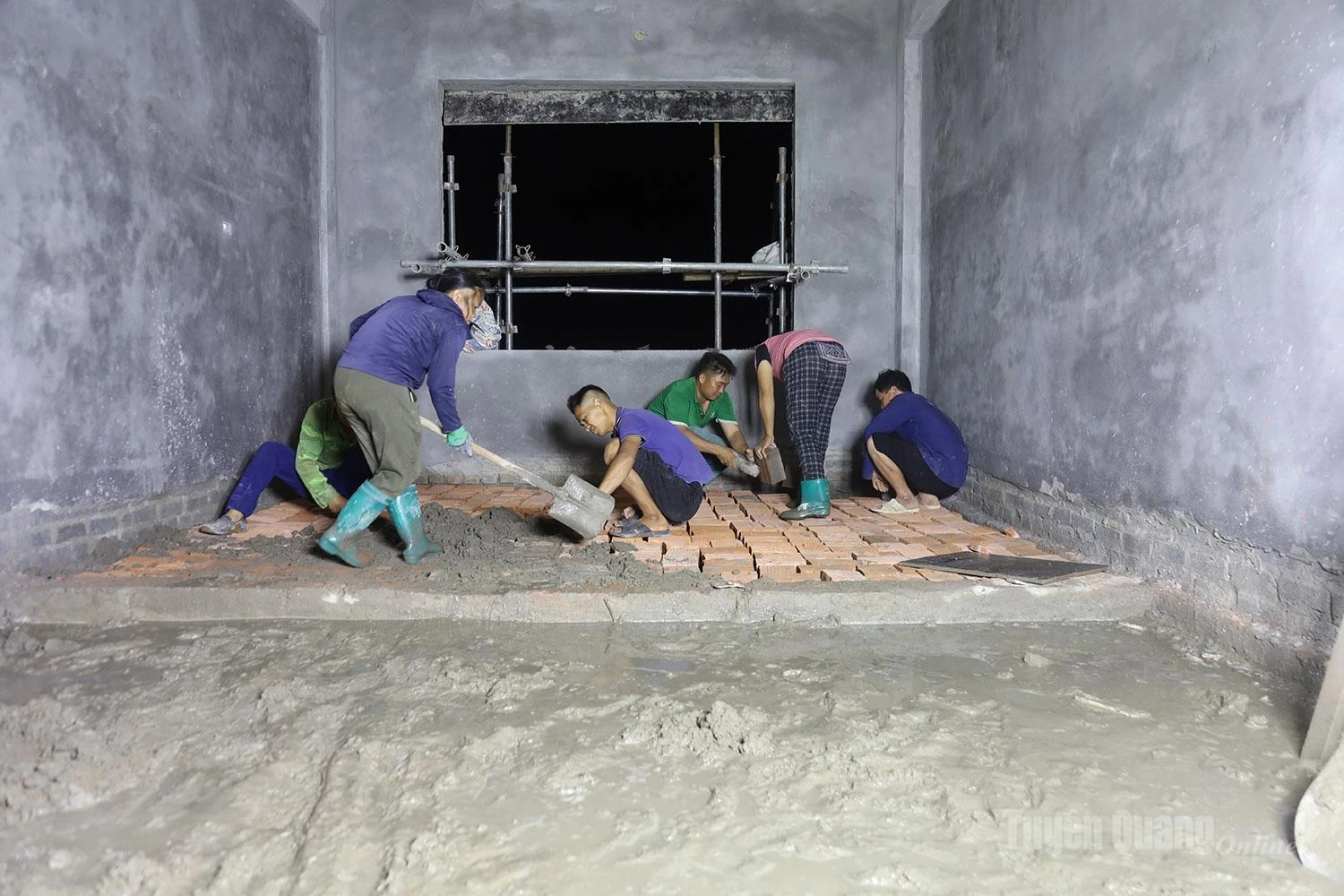 Numerous construction teams have been mobilized to work overtime at night to accelerate the project.