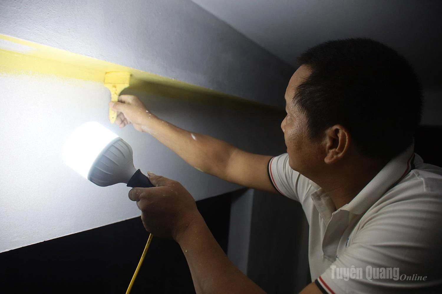 Tran Van Duy said that, in addition to working during the day, his painting team has been working overtime at night to keep the project on schedule. Throughout the construction process, the workers have remained committed to ensuring both the quality and appearance of the project.