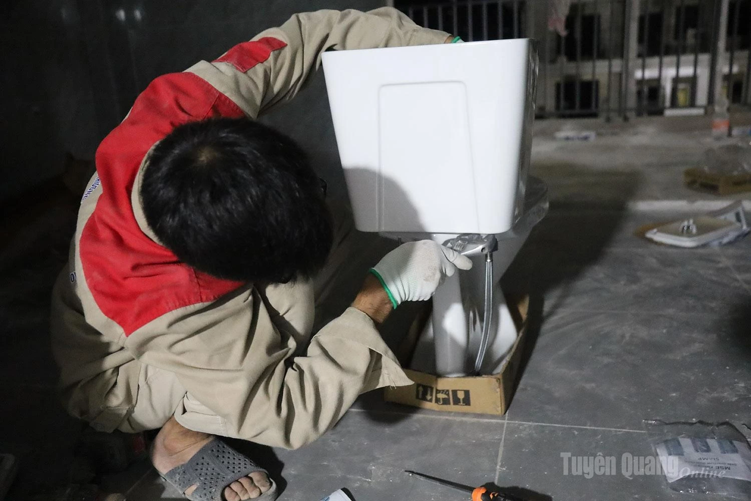Alongside the painting crews, teams responsible for electrical, plumbing, and sanitary installations are also working through the night.