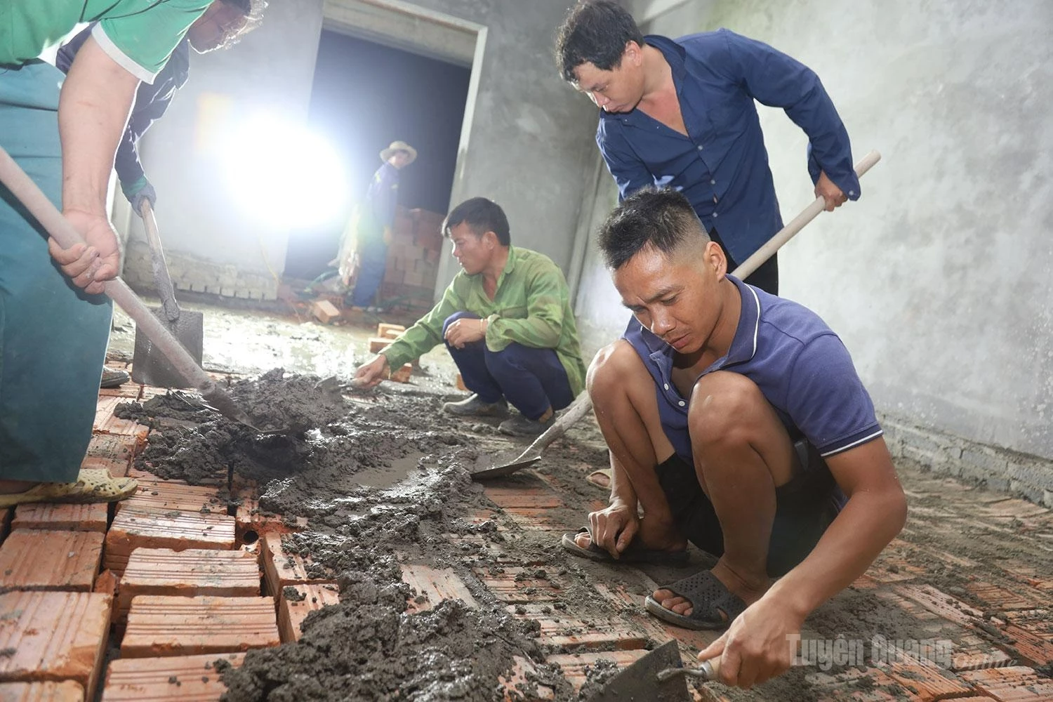 On the third floor of the classroom building, construction teams are working urgently to complete the sound-insulation layer before laying the classroom floor tiles.