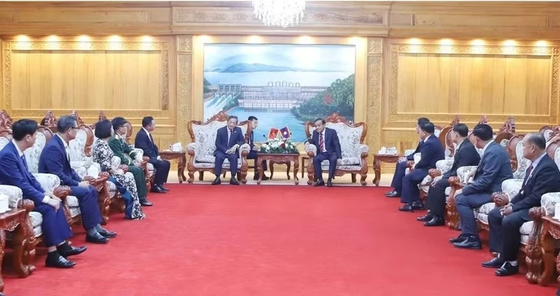 Vietnamese Ambassador to Laos Nguyen Minh Tam meets with Secretary of the Vientiane provincial Party Committee and Chairman of the provincial Peoples Council Phouthanouphet Xaysombath on July 14. (Photo: VNA)