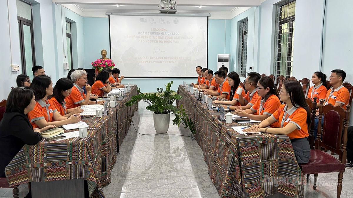 Quang cảnh buổi làm việc.
