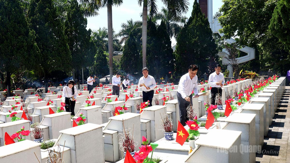 Đoàn đại biểu Đảng bộ Văn phòng Tỉnh ủy dâng hương, dâng hoa tri ân các Anh hùng liệt sĩ