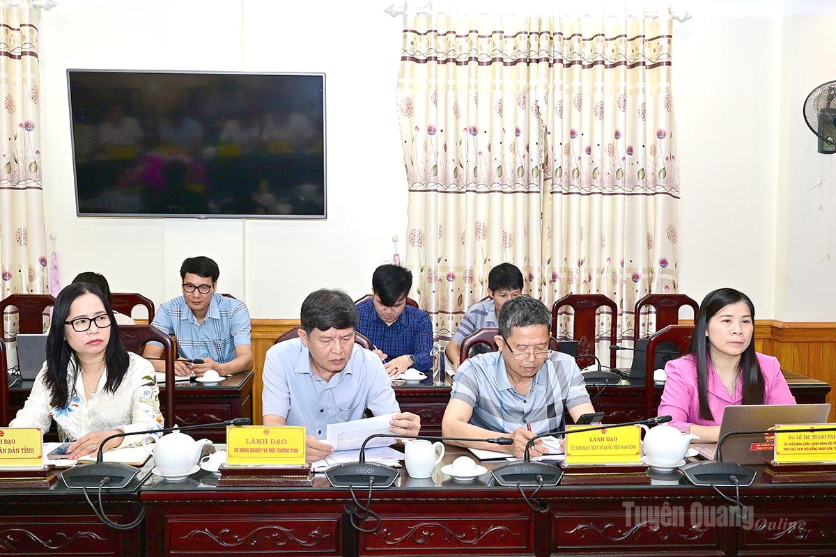 Lãnh đạo HĐND tỉnh và các đại biểu dự hội nghị.