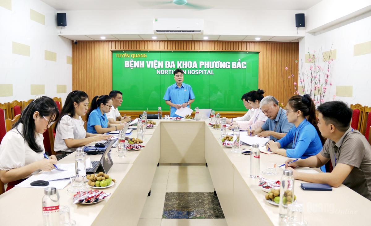 Đồng chí Nguyễn Hùng Mạnh, Phó Chủ tịch Liên đoàn Lao động tỉnh, Trưởng Đoàn giám sát phát biểu tại buổi làm việc.