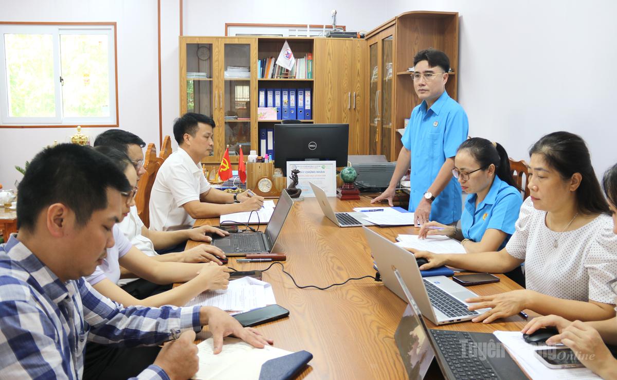 Đồng chí Nguyễn Hùng Mạnh, Phó Chủ tịch Liên đoàn Lao động tỉnh, Trưởng Đoàn giám sát phát biểu tại buổi làm việc.