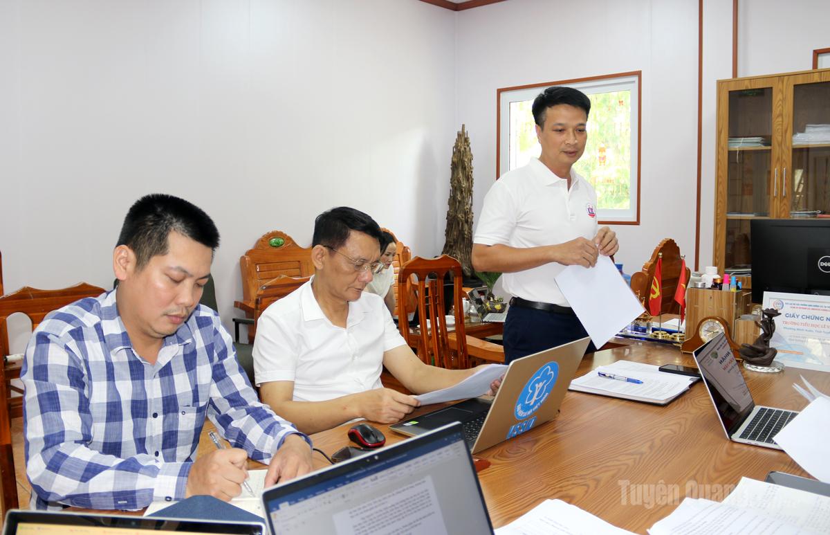 Lãnh đạo Trường Tiểu học Lê Văn Tám báo cáo làm rõ các nội dung Đoàn giám sát quan tâm.