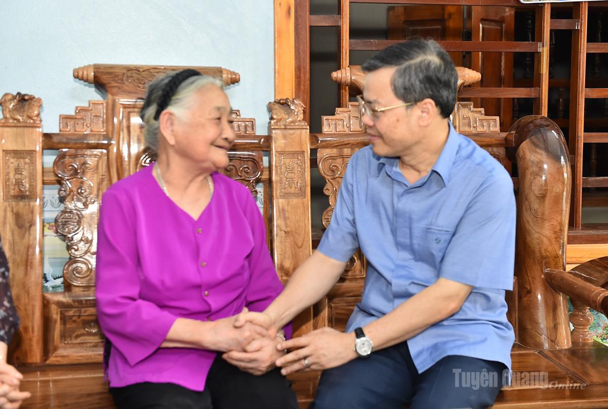 Đồng chí Nguyễn Văn Sơn, Phó Bí thư Tỉnh ủy, Chủ tịch HĐND tỉnh thăm, tặng quà người có công tại xã Sơn Dương và Tân Trào