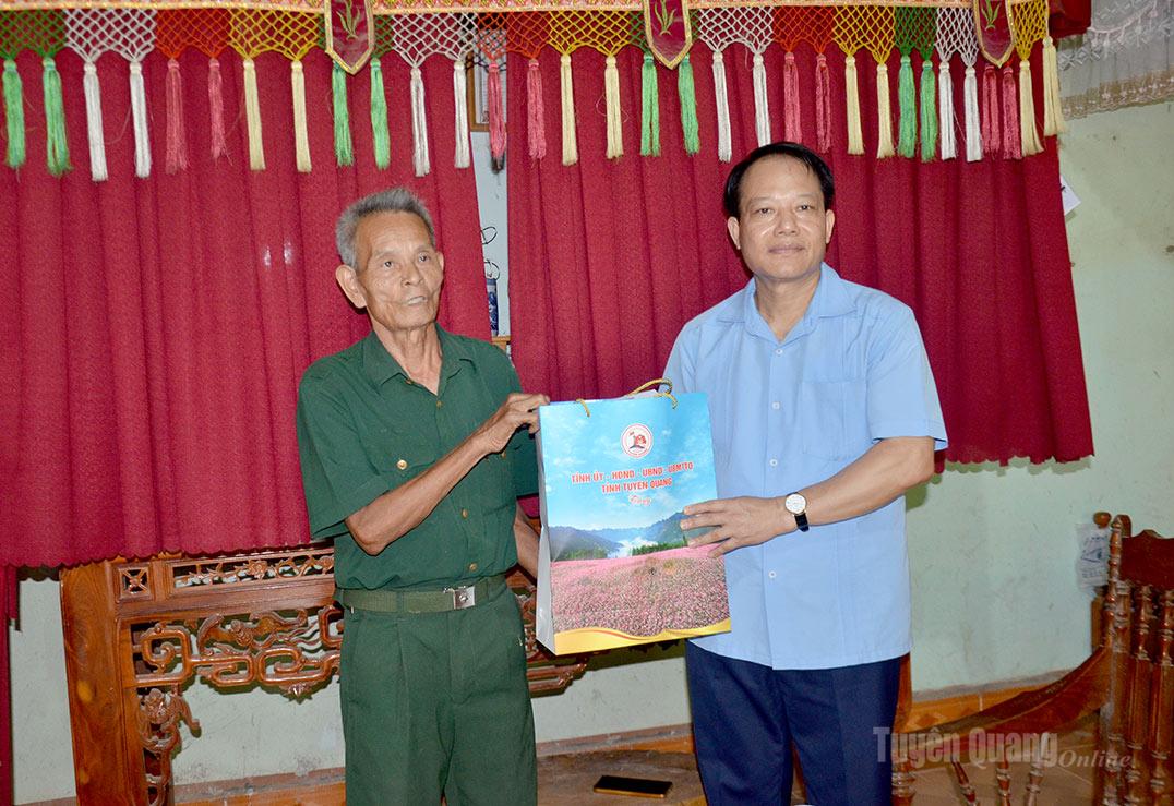 Đồng chí Vân Đình Thảo, Ủy viên Ban Thường vụ Tỉnh ủy, Trưởng Ban Quản lý các khu công nghiệp và khu kinh tỉnh tặng quà ông Vũ Nguyên Hồng, bệnh binh tỷ lệ tổn thương cơ thể 61%, thôn Khâu Lình, xã Phù Lưu.