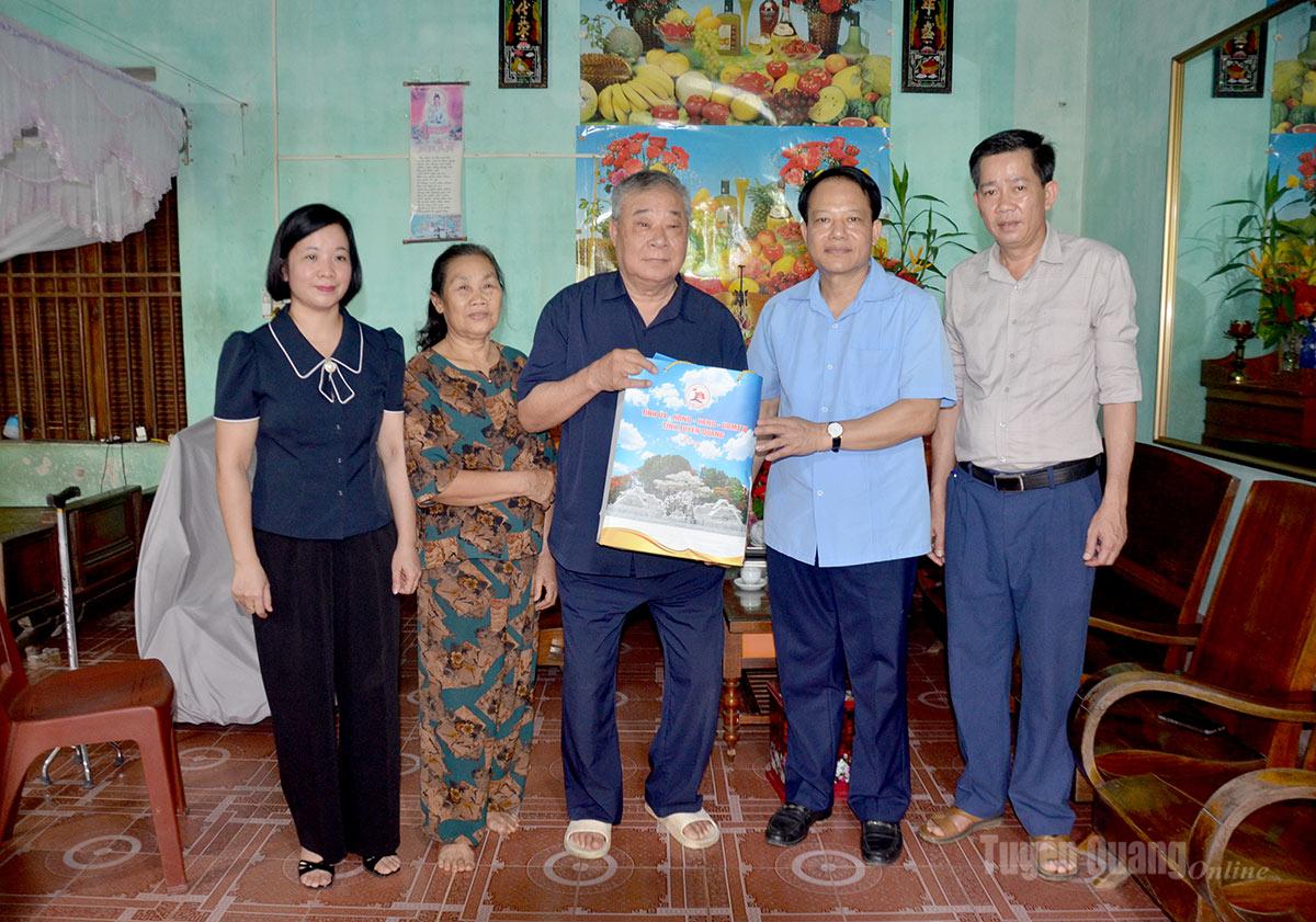 Đồng chí Vân Đình Thảo tặng quà cho ông Từ Quang Côi , thương binh tỷ lệ tổn thương cơ thể 32% thôn Đồng Tâm, xã Phù Lưu.