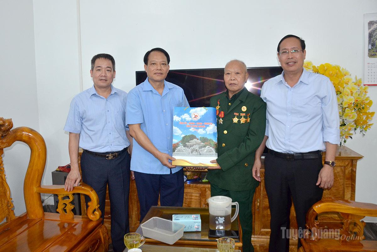 Đồng chí Vân Đình Thảo tặng quà cho ông Đỗ Hữu Cách, tỷ lệ tổn thương cơ thể 71%, thôn Ngòi Sen, xã Yên Phú.