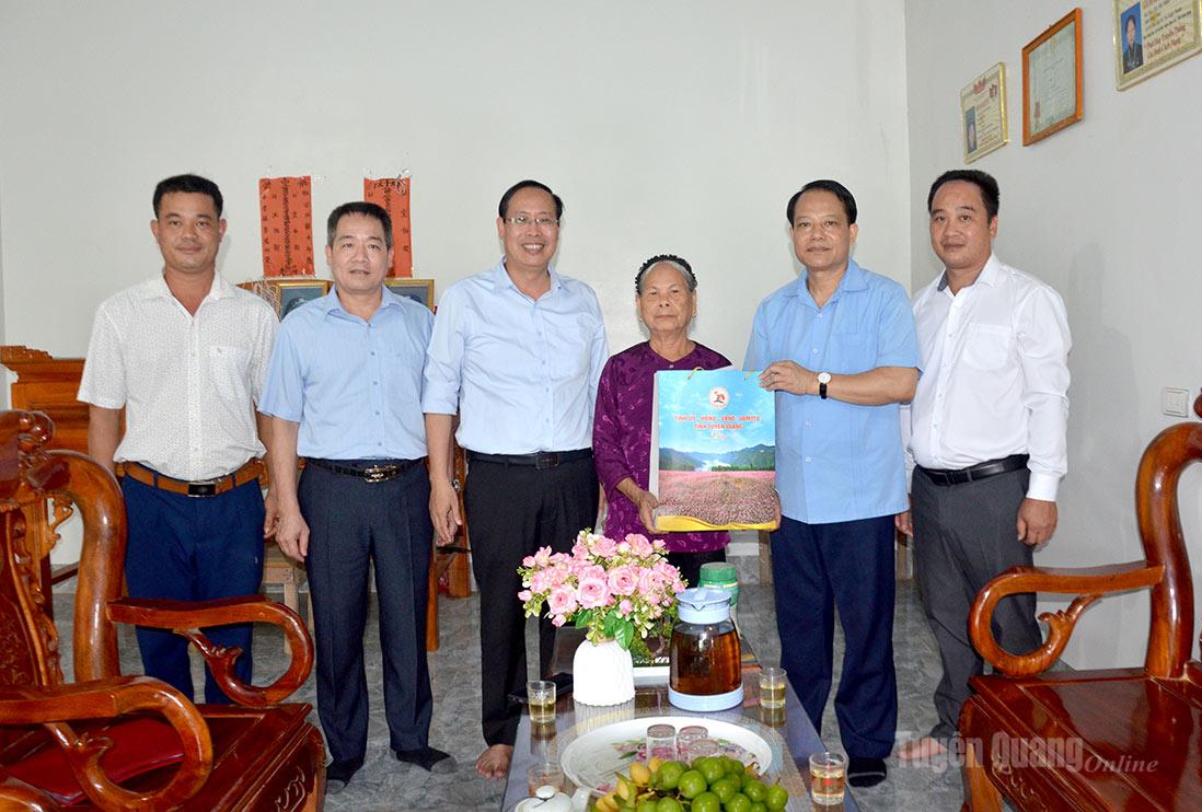 Đồng chí Vân Đình Thảo tặng quà cho bà Tạ Thị Tiệp, vợ liệt sỹ Tạ Xuân Thành, thôn 4 Minh Phú, xã Yên Phú.