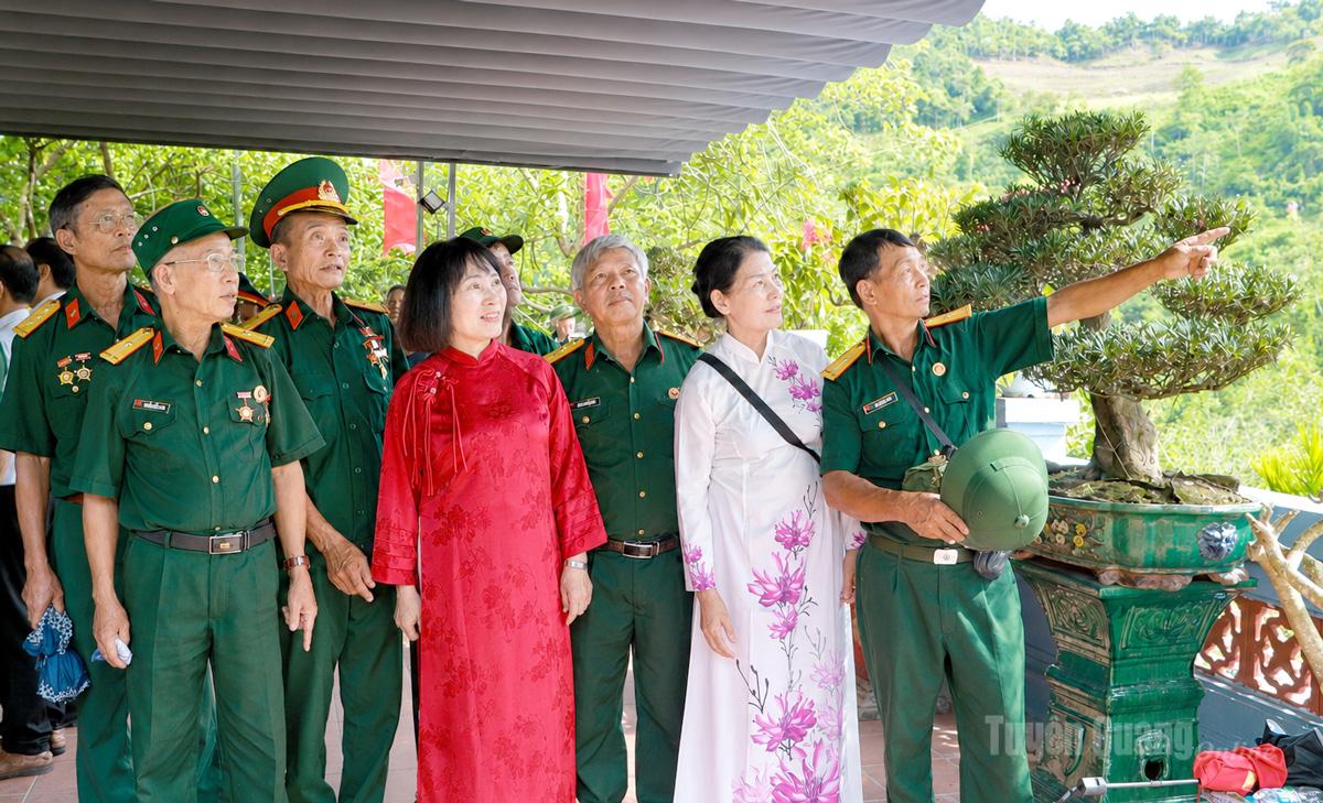 Các cựu chiến binh và thân nhân liệt sĩ gặp gỡ, 
ôn lại ký ức chiến trường trên Điểm cao 468.