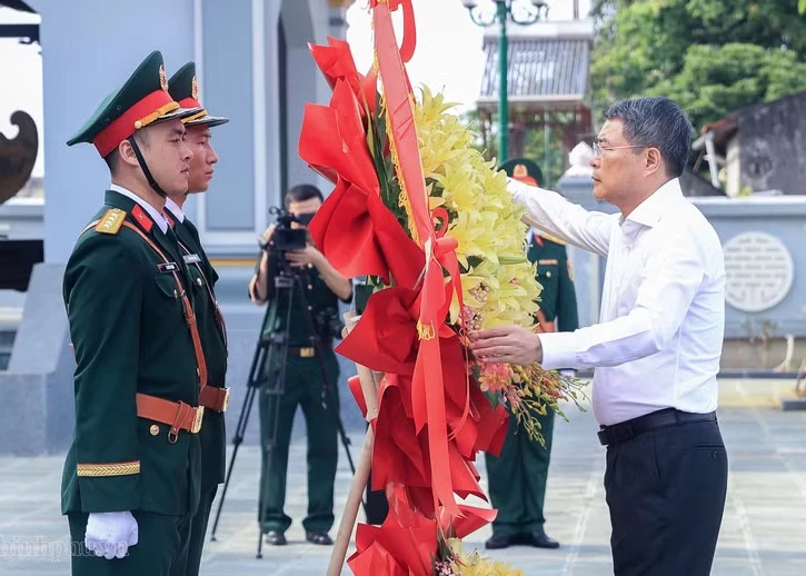 Prime Minister Le Minh Hung lays wreaths in commemoration of fallen soldiers at Lang Son Martyrs Cemetery. (Photo: VGP)
