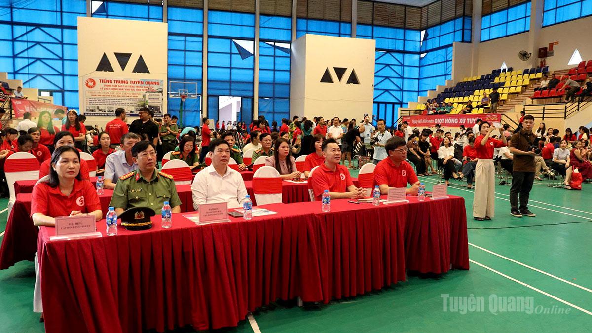 Đồng chí Hà Trung Kiên, Ủy viên Ban Thường vụ Tỉnh ủy, Phó Chủ tịch Thường trực Uỷ ban MTTQ tỉnh dự Ngày hội hiến máu.