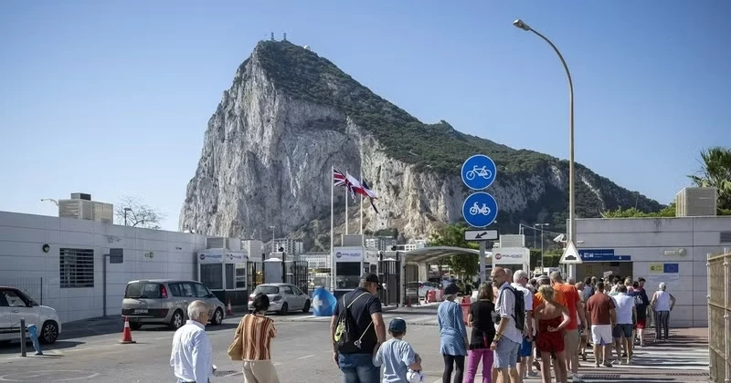 People queue for document checks at the border crossing between Spain and Gibraltar on July 6, 2026. Photo: AA/VNA