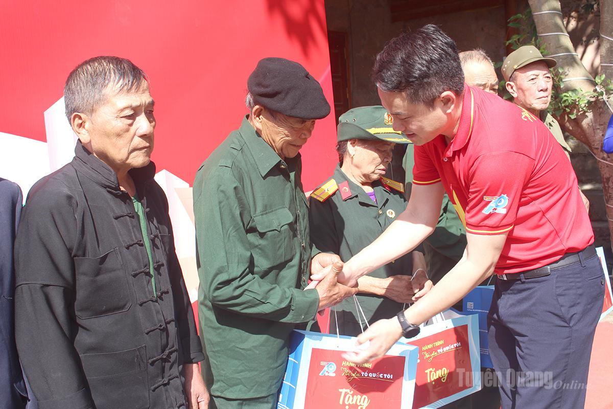 Đồng chí Nguyễn Kim Quy, Bí thư Ban Chấp hành Trung ương Đoàn, Phó Chủ tịch Thường trực Trung ương Hội LHTN Việt Nam trao các suất quà cho người có công với cách mạng nhân ngày Thương binh - Liệt sĩ.