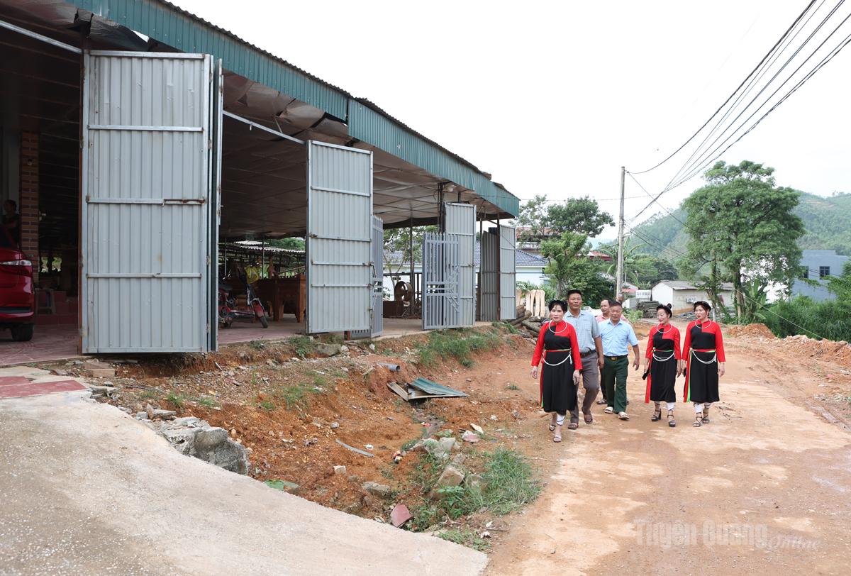 Bà con DTTS thôn Lãng Nhiêu, xã Phú Lương tự nguyện hiến đất làm đường.
