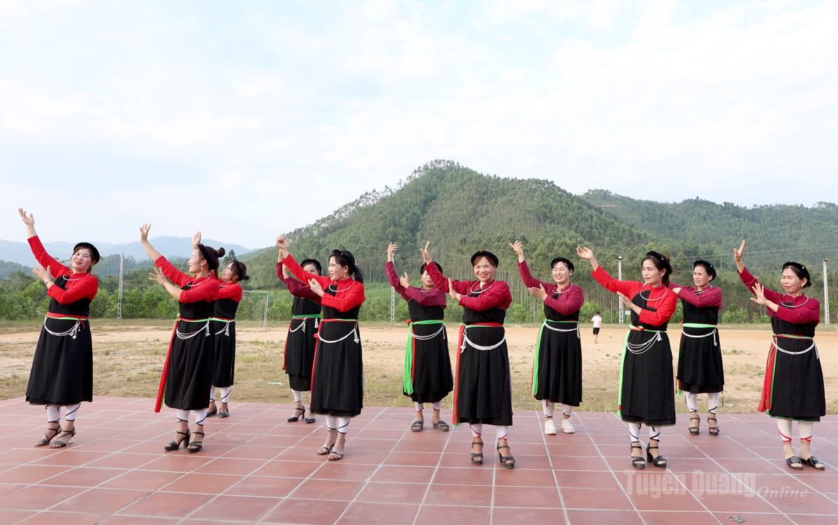 Phụ nữ Cao Lan xã Phú Lương tích cực gìn giữ bản sắc văn hóa dân tộc.