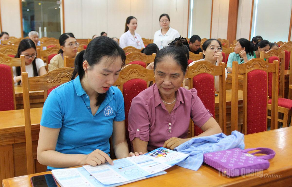 Cán bộ BHXH tỉnh tuyên truyền chính sách BHYT cho bệnh nhân điều trị tại Bệnh viện Đa khoa Phương Bắc.