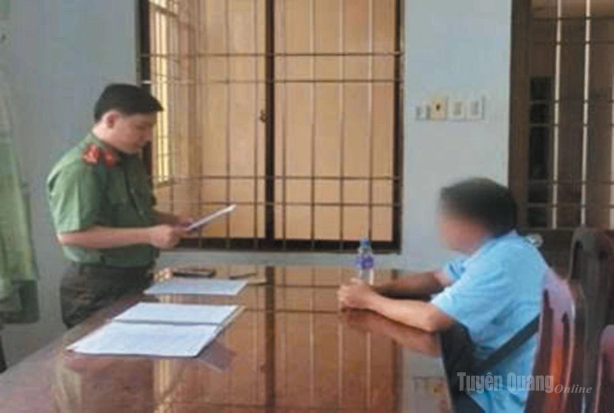 Công an
làm việc với người vi phạm.