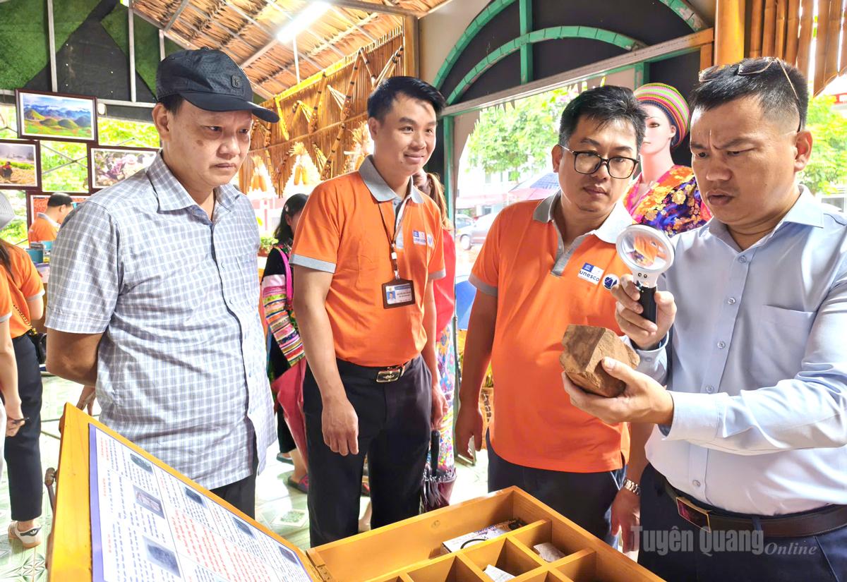Đoàn kiểm tra công tác chuẩn bị tại các điểm du lịch trên địa bàn xã Quản Bạ.