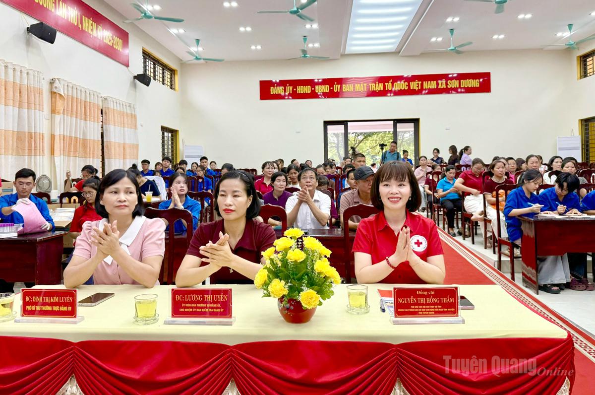 Lãnh đạo Hội Chữ thập đỏ tham dự Ngày hội hiến máu tại xã Sơn Dương.