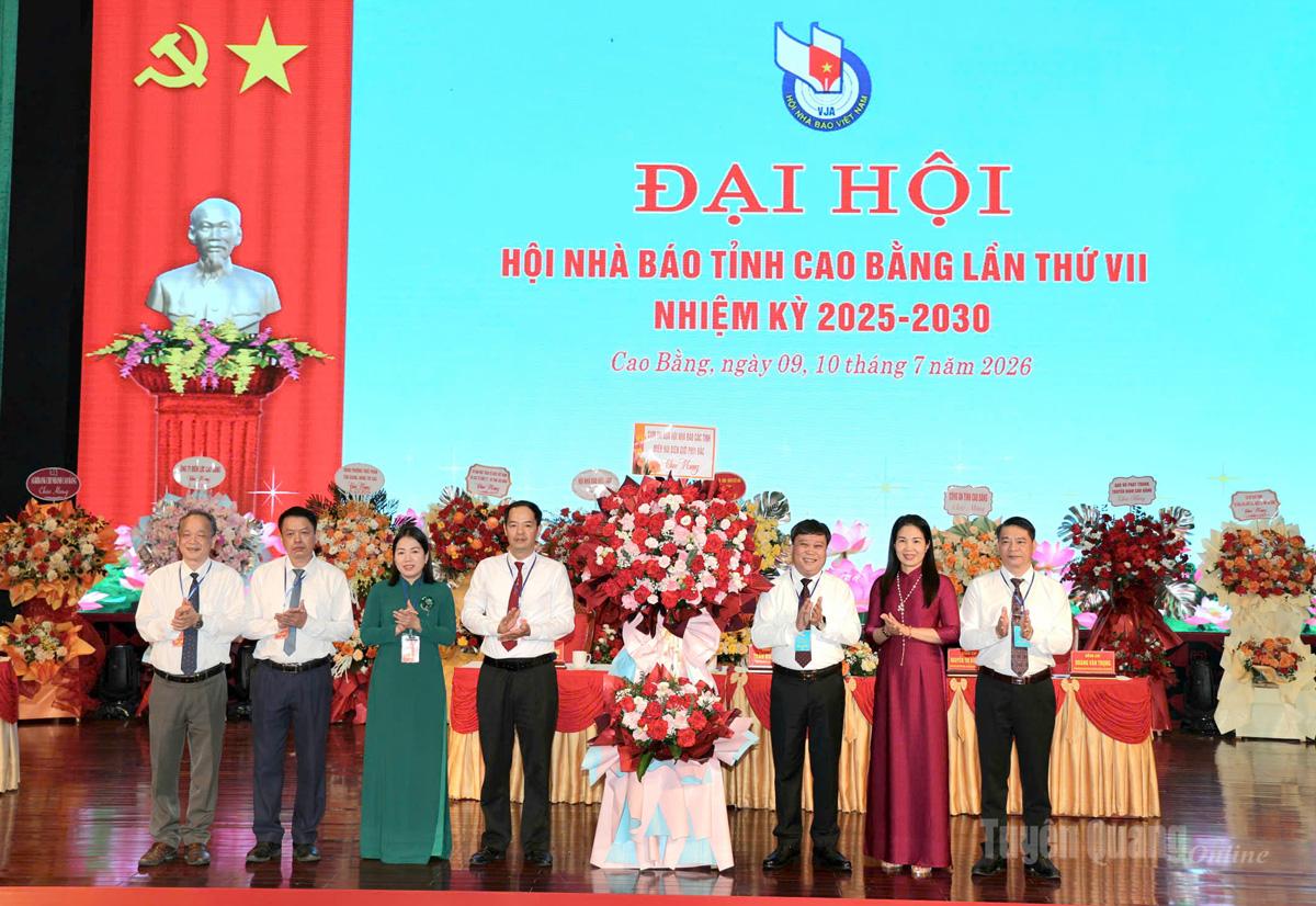 Cụm thi đua Hội Nhà báo các tỉnh miền núi biên giới phía bắc tặng hoa chúc mừng Đại hội.