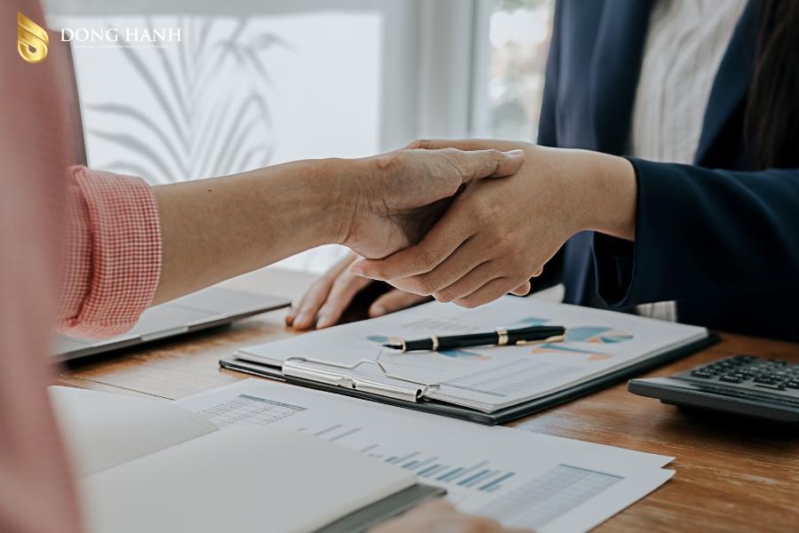 Chuyên gia tư vấn hỗ trợ gia đình xây dựng lộ trình đầu tư định cư phù hợp