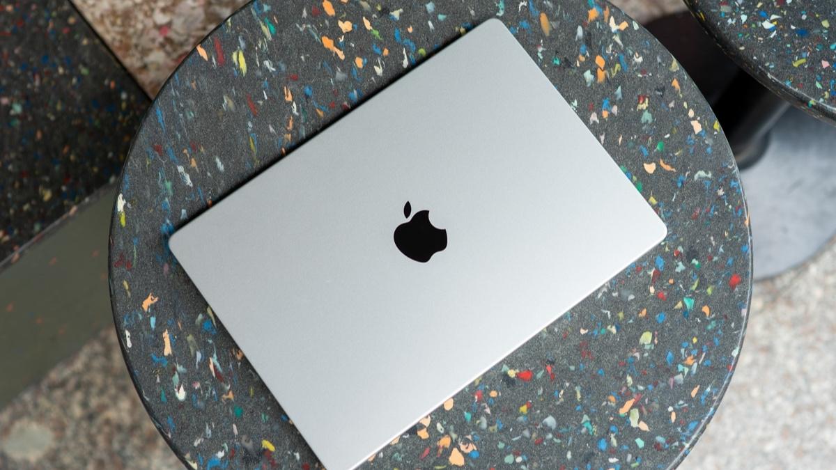 Hai mẫu laptop thuộc các phân khúc khác nhau của Apple