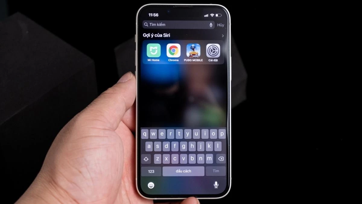 iPhone 13 mini là chiếc điện thoại nhỏ gọn đáng mua.