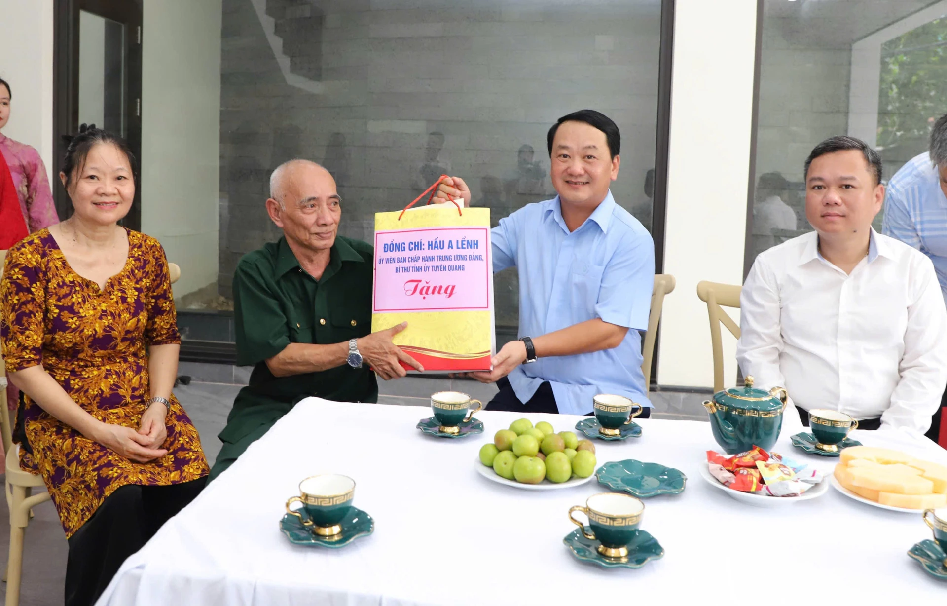 3. Bí thư Tỉnh ủy Hầu A Lềnh tặng quà của Tỉnh ủy cho ông Hà Hoa Bắc
