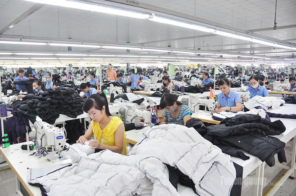 Sản xuất công nghiệp tạo việc làm cho lao động địa phương.