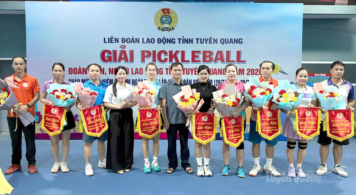 Lãnh đạo Mặt trận Tổ quốc, Liên đoàn Lao động tỉnh tặng hoa, chúc mừng các đội tham dự Giải.