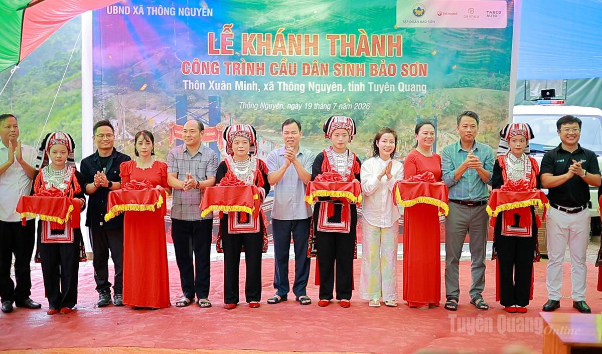 Lãnh đạo xã Thông Nguyên cùng đại diện các doanh nghiệp, nhà tài trợ thực hiện nghi thức khánh thành công trình cầu dân sinh Bảo Sơn tại thôn Minh Sơn.