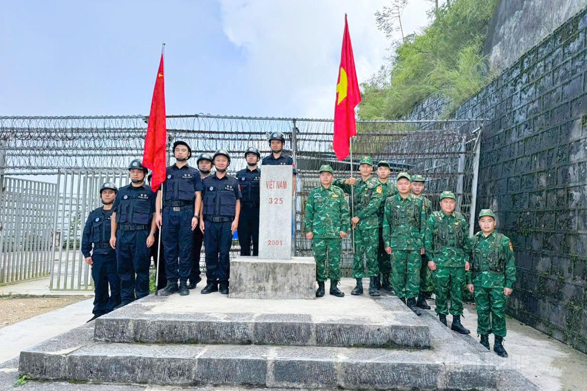 Đồn Biên phòng Nghĩa Thuận (Việt Nam) và Đồn Công an biên giới Bát Bố (Trung Quốc) chụp ảnh lưu niệm sau buổi tuần tra liên hợp, thể hiện tinh thần hòa bình, hữu nghị, hợp tác và phát triển khu vực biên giới.