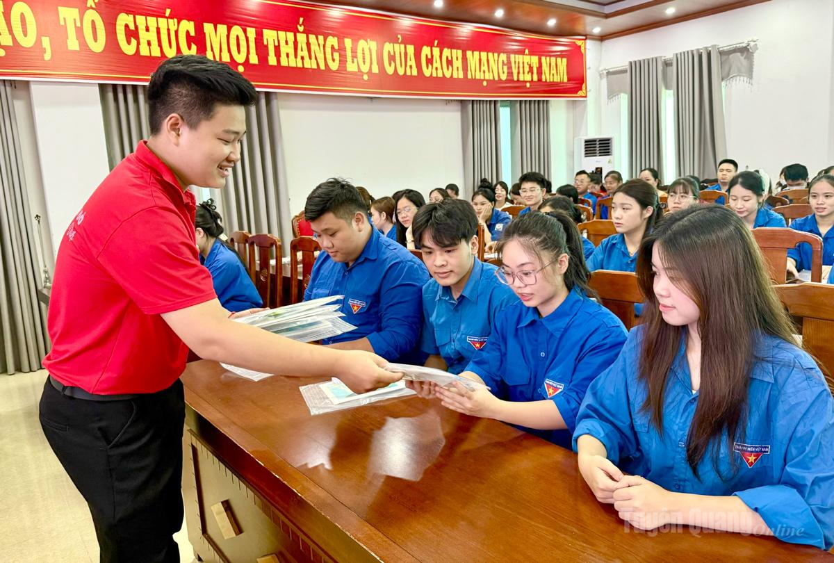 Các đại biểu được phát tài liệu tuyên truyền về “Hành trình đỏ”.